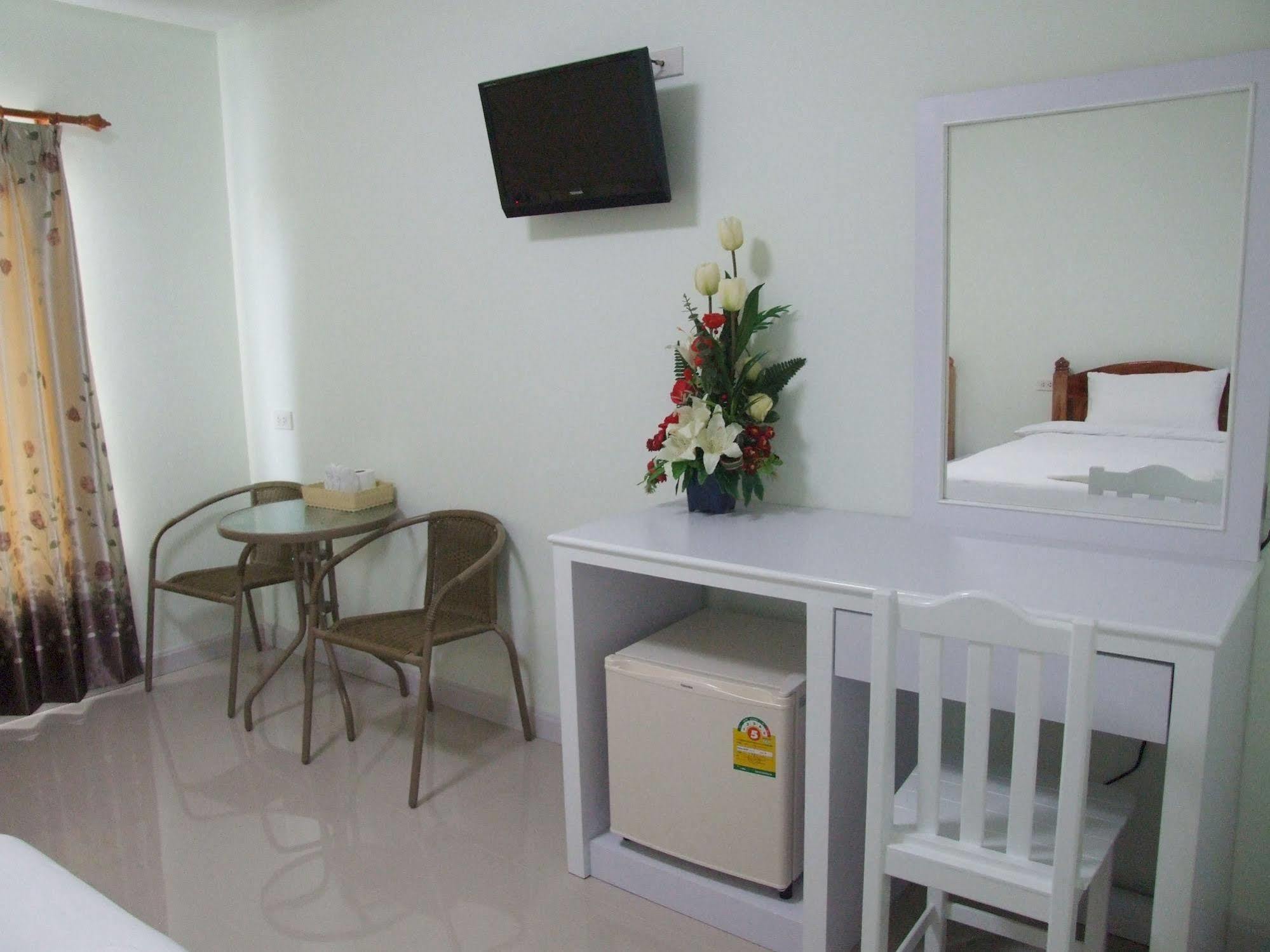 Ruan Rim Nam Hotel Roi Et Exterior photo