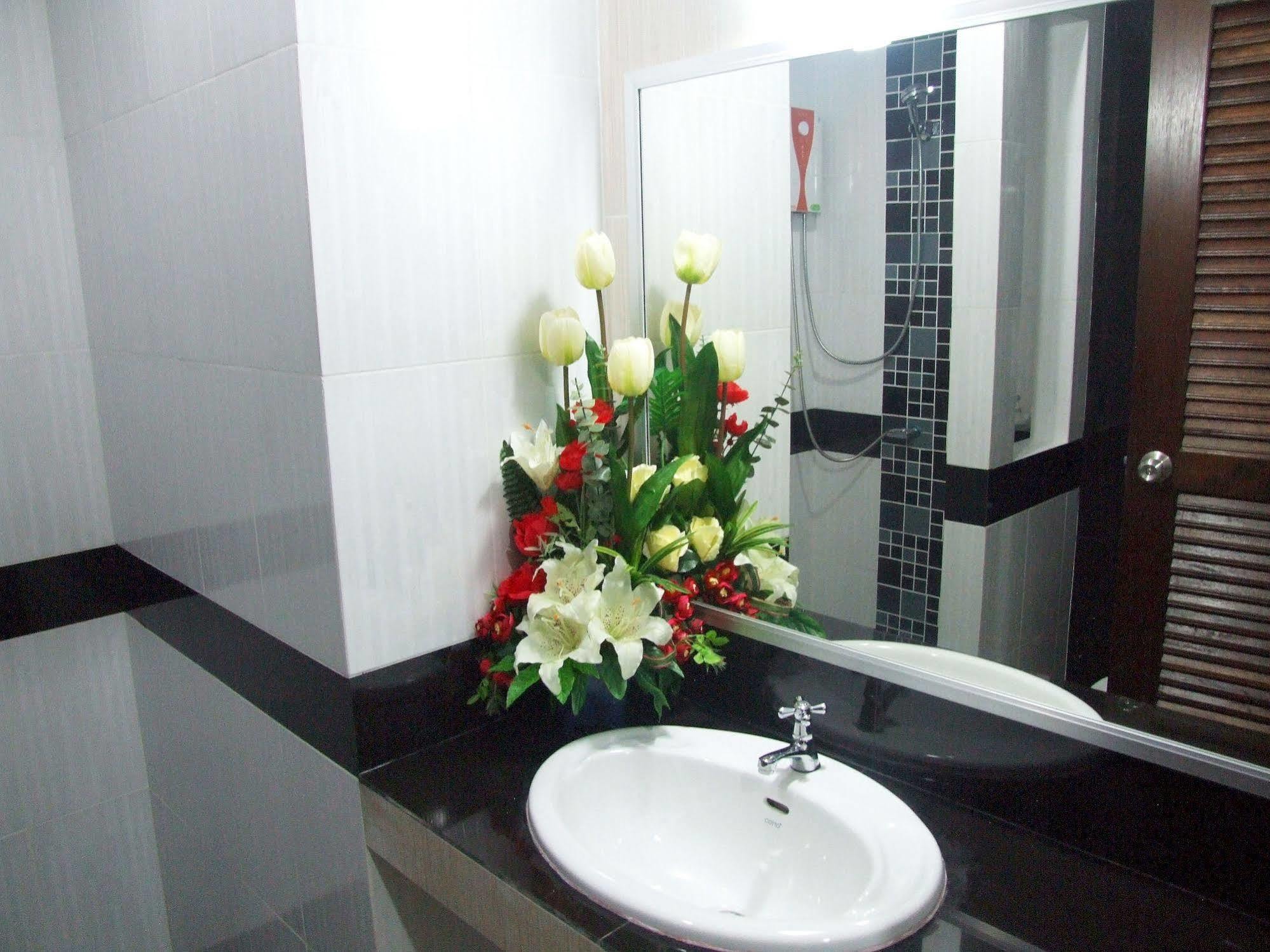 Ruan Rim Nam Hotel Roi Et Exterior photo